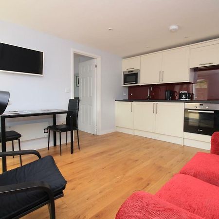 Beautiful Modern Apartment In Бат Экстерьер фото